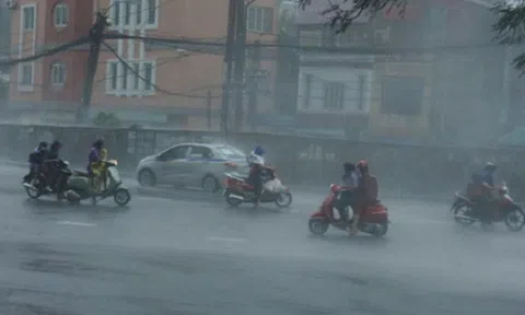 Siêu bão kết hợp áp thấp nhiệt đới tiến vào biển Đông: Nguy cơ lũ quét, ngập lụt 